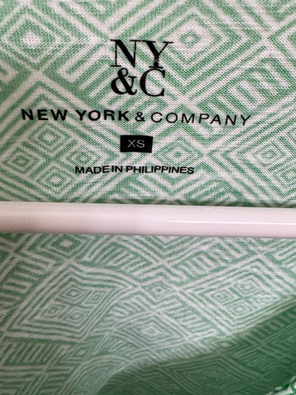 New York & Company Green Geometric Ruched V-Neck Top Size XS - Picture 5 of 5